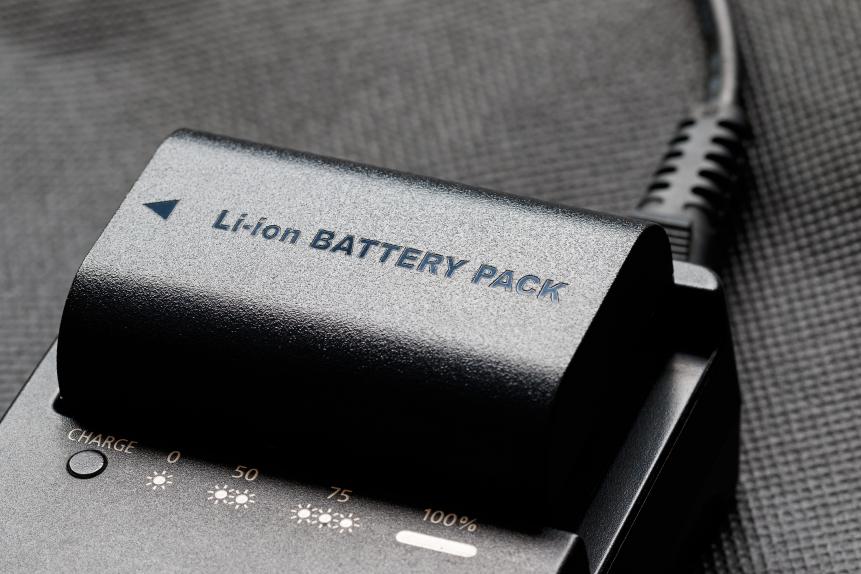 1045909736 Rechargeable lithium-ion battery with charger