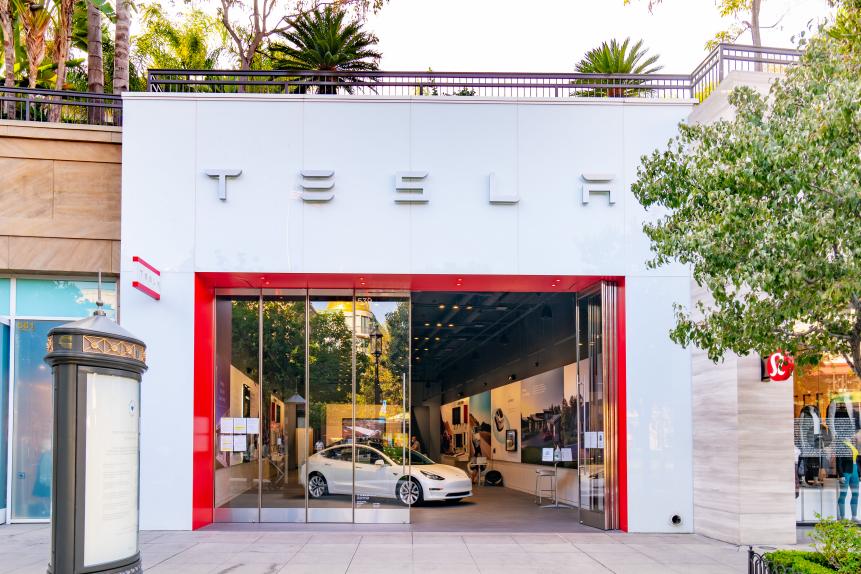1229193347 GLENDALE, CA - OCTOBER 20: General views of the Tesla Store at the Americana at Brand shopping mall on October 20, 2020 in Glendale, California. (Photo by AaronP/Bauer-Griffin/GC Images)